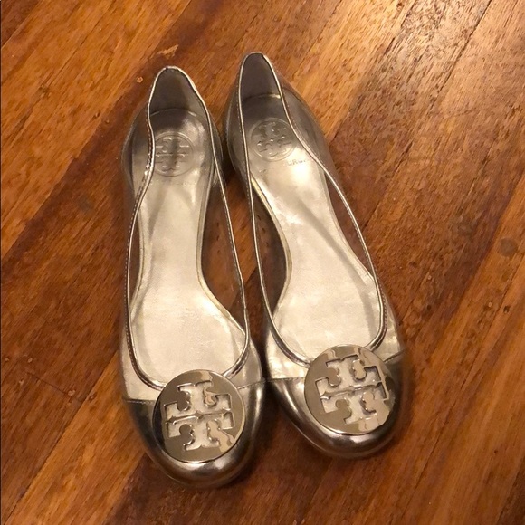 New Tory Burch Reva Audrey rare clear lucite silver logo medallion ballet flat - Picture 4 of 16